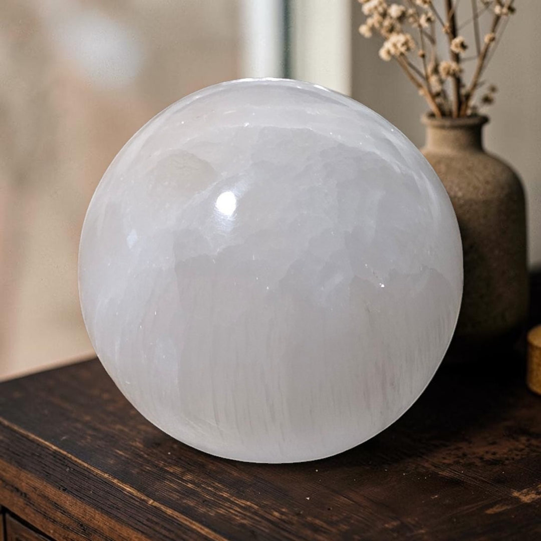 La sphère en sélénite naturelle est traditionnellement utilisée en lithothérapie pour favoriser une sensation d'harmonie.