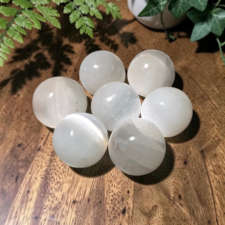 Les sphères en sélénite sont appréciées pour créer une ambiance propice à la méditation et à la spiritualité.