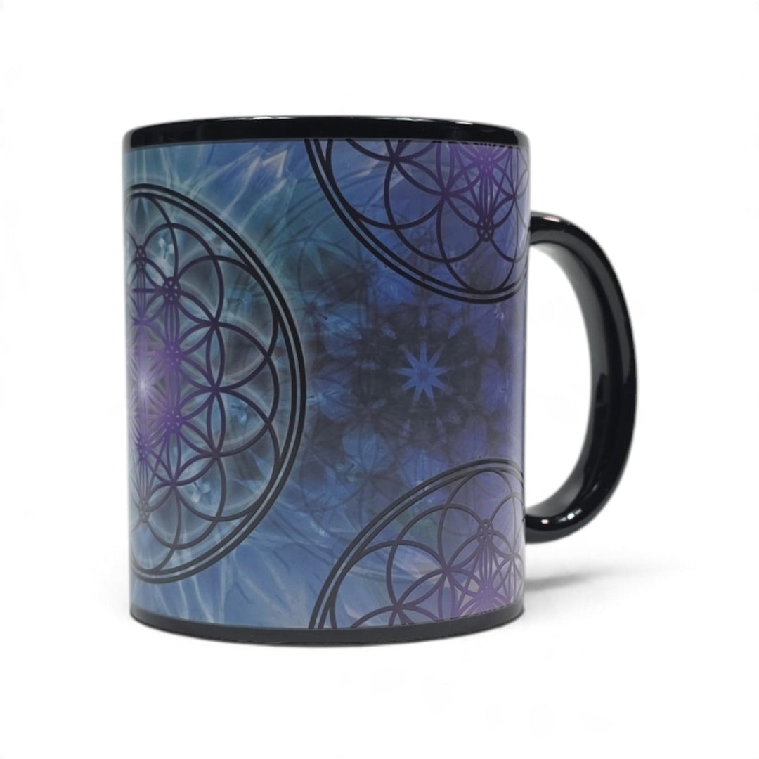 Tasse magique Fleur de Vie révélant son motif géométrique sous l’effet de la chaleur d’une boisson chaude.