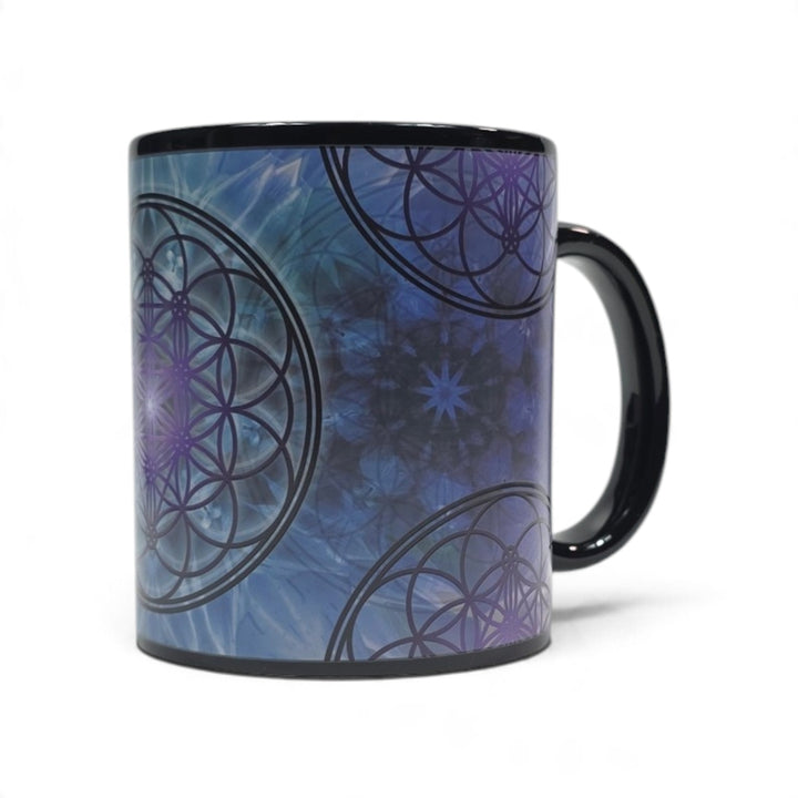 Tasse magique Fleur de Vie révélant son motif géométrique sous l’effet de la chaleur d’une boisson chaude.