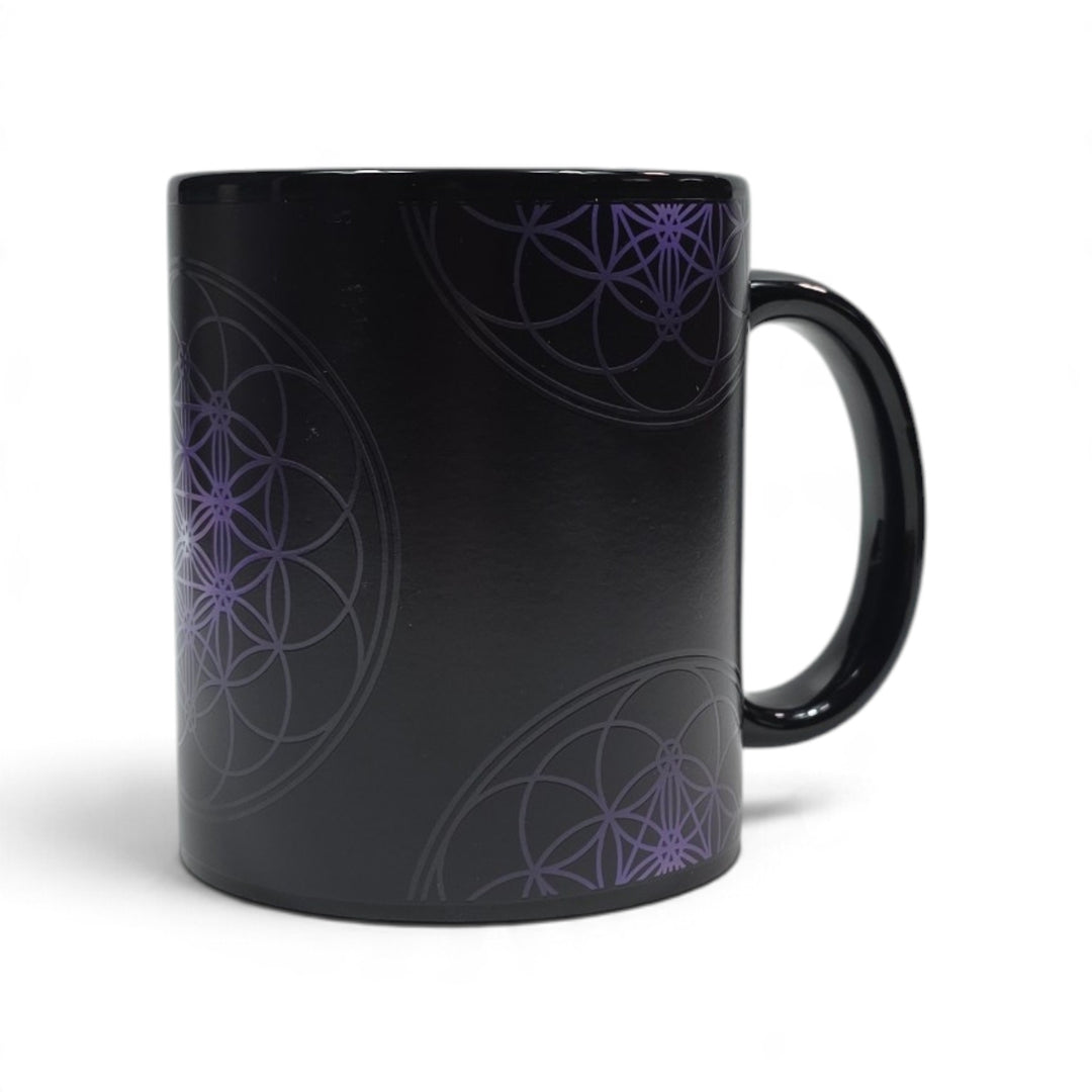 Tasse magique Fleur de Vie présentant son apparence avant l'ajout d'une boisson chaude.
