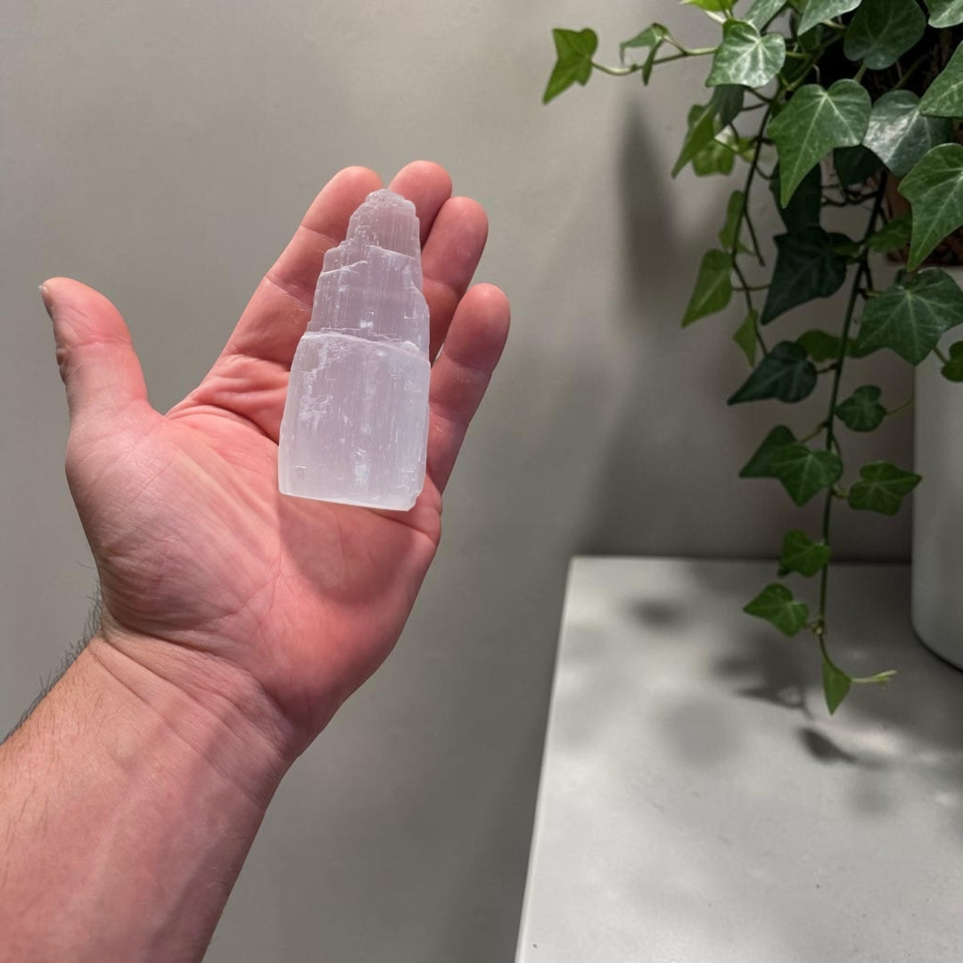 Petite tour en sélénite naturelle de 10 cm, parfaite pour ajouter une touche simple et naturelle à votre espace.