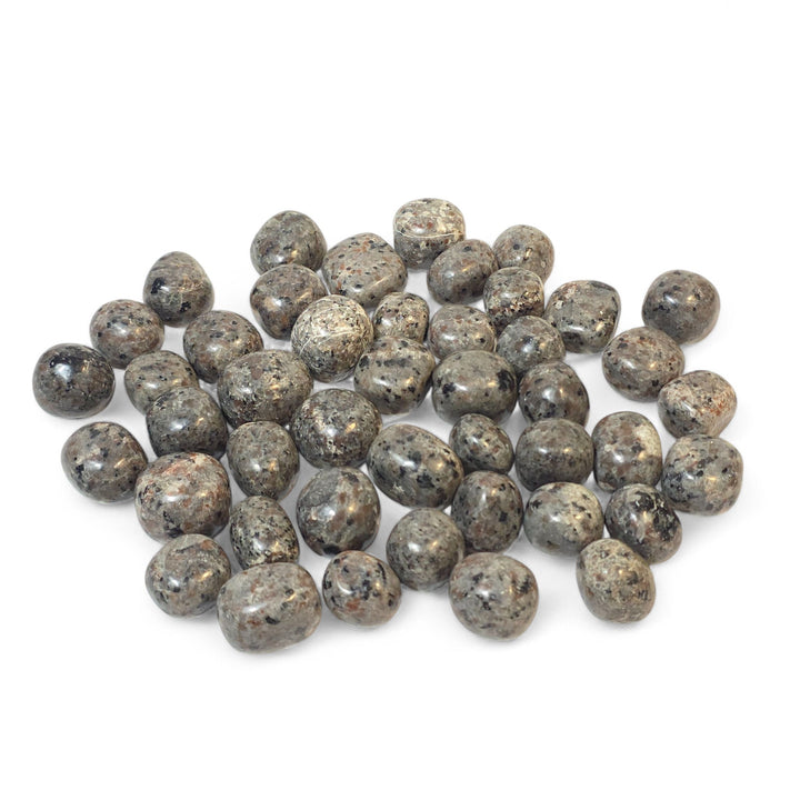 Yooperlite roulée, pierre énergétique de la gorge, du troisième œil et du feu intérieur, révélant sa douceur, sa lumière intérieure et son énergie bienveillante.